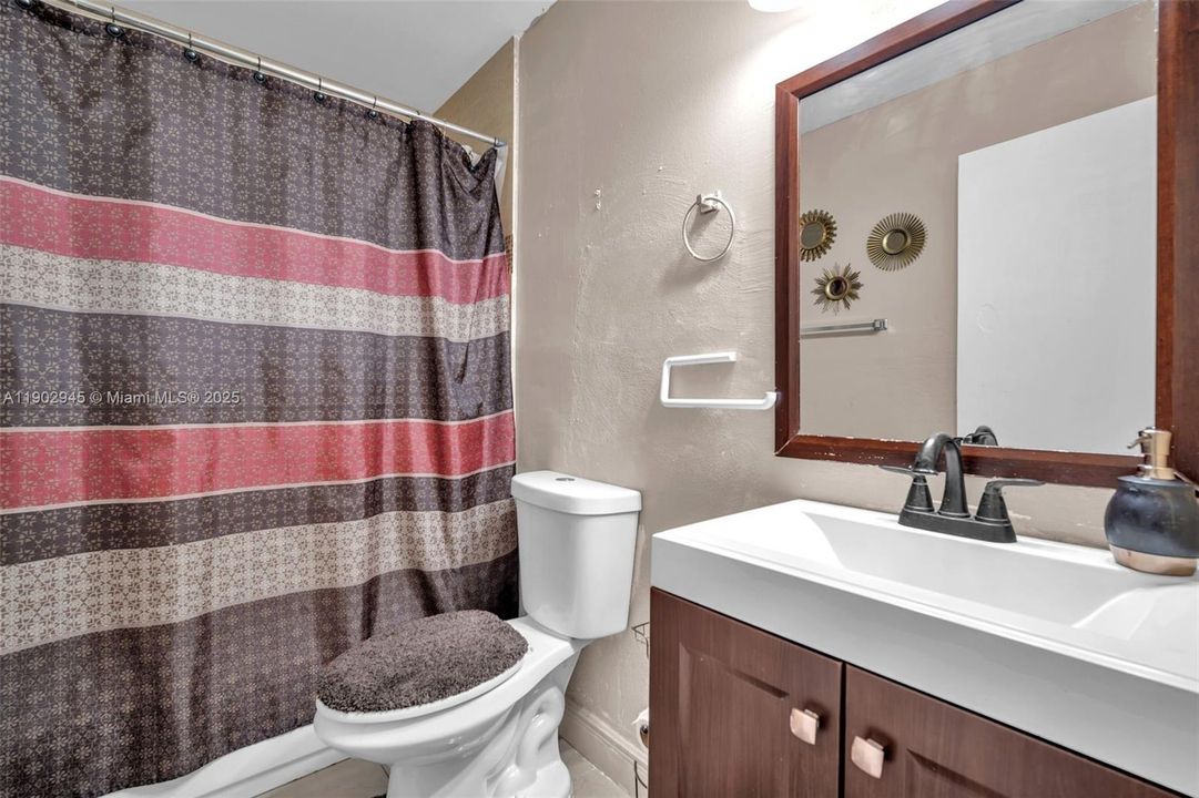 For Sale: $399,000 (2 beds, 1 baths, 995 Square Feet)