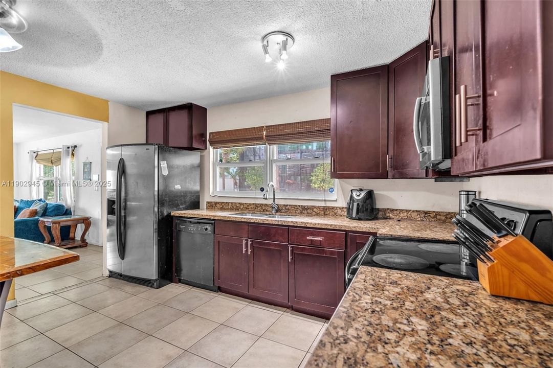 For Sale: $399,000 (2 beds, 1 baths, 995 Square Feet)