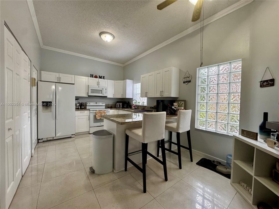 合同活跃: $3,000 (2 贝兹, 2 浴室, 1189 平方英尺)