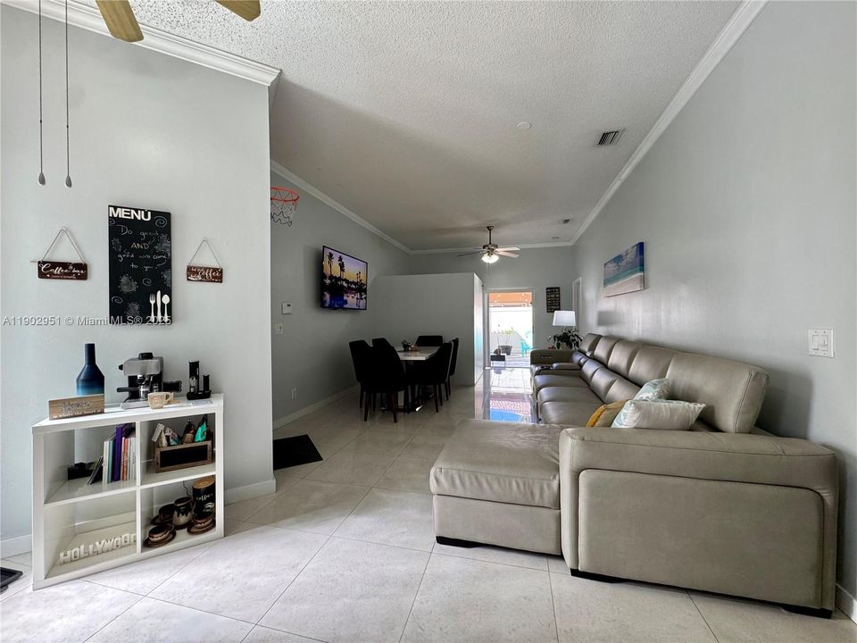 合同活跃: $3,000 (2 贝兹, 2 浴室, 1189 平方英尺)