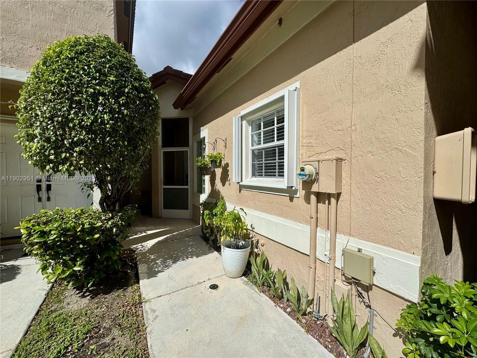 合同活跃: $3,000 (2 贝兹, 2 浴室, 1189 平方英尺)