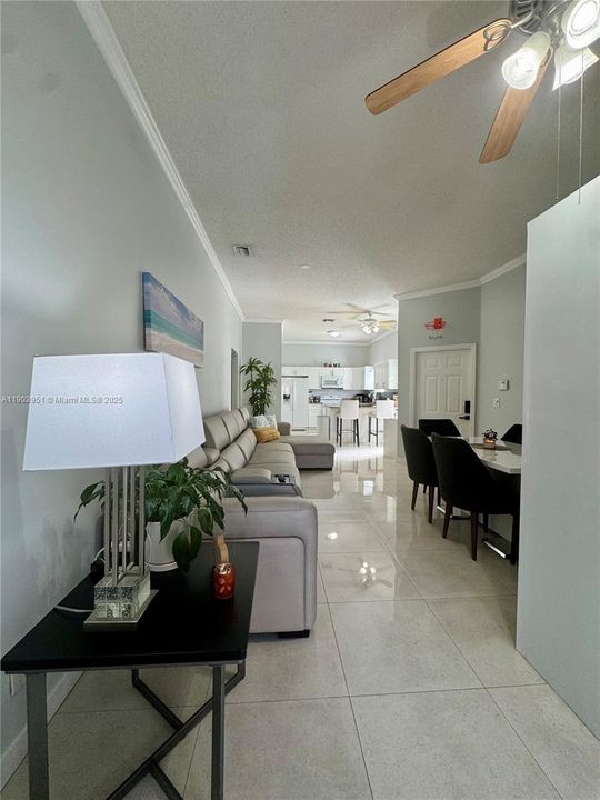 合同活跃: $3,000 (2 贝兹, 2 浴室, 1189 平方英尺)