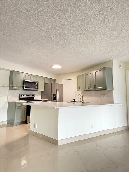 Active With Contract: $2,100 (2 beds, 2 baths, 1024 Square Feet)