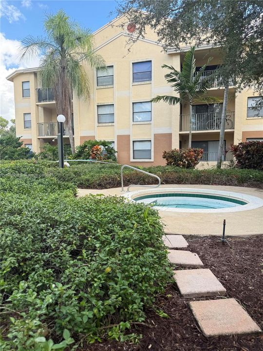 Active With Contract: $2,100 (2 beds, 2 baths, 1024 Square Feet)