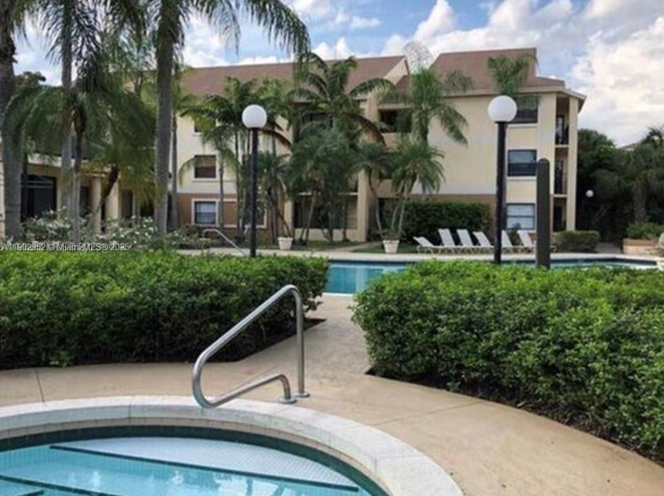 Active With Contract: $2,100 (2 beds, 2 baths, 1024 Square Feet)