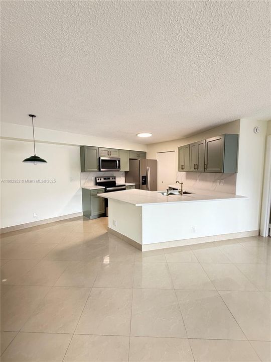 Active With Contract: $2,100 (2 beds, 2 baths, 1024 Square Feet)