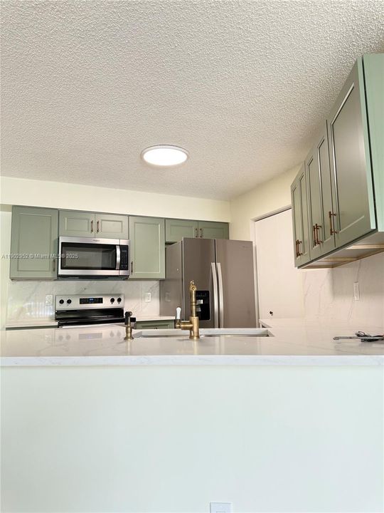 Active With Contract: $2,100 (2 beds, 2 baths, 1024 Square Feet)