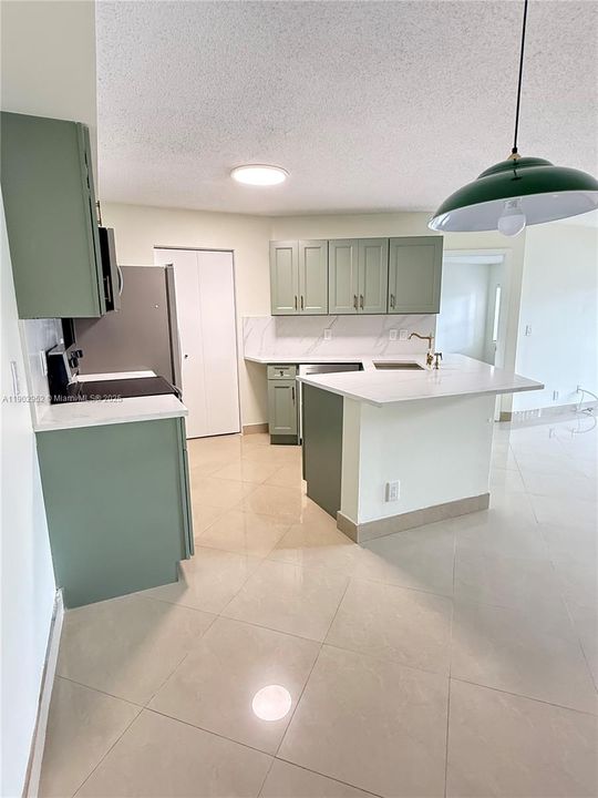 Active With Contract: $2,100 (2 beds, 2 baths, 1024 Square Feet)