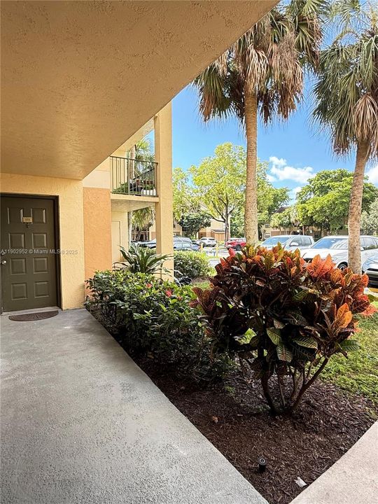 Active With Contract: $2,100 (2 beds, 2 baths, 1024 Square Feet)