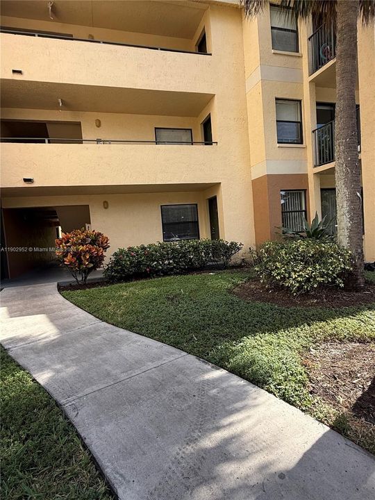 Active With Contract: $2,100 (2 beds, 2 baths, 1024 Square Feet)