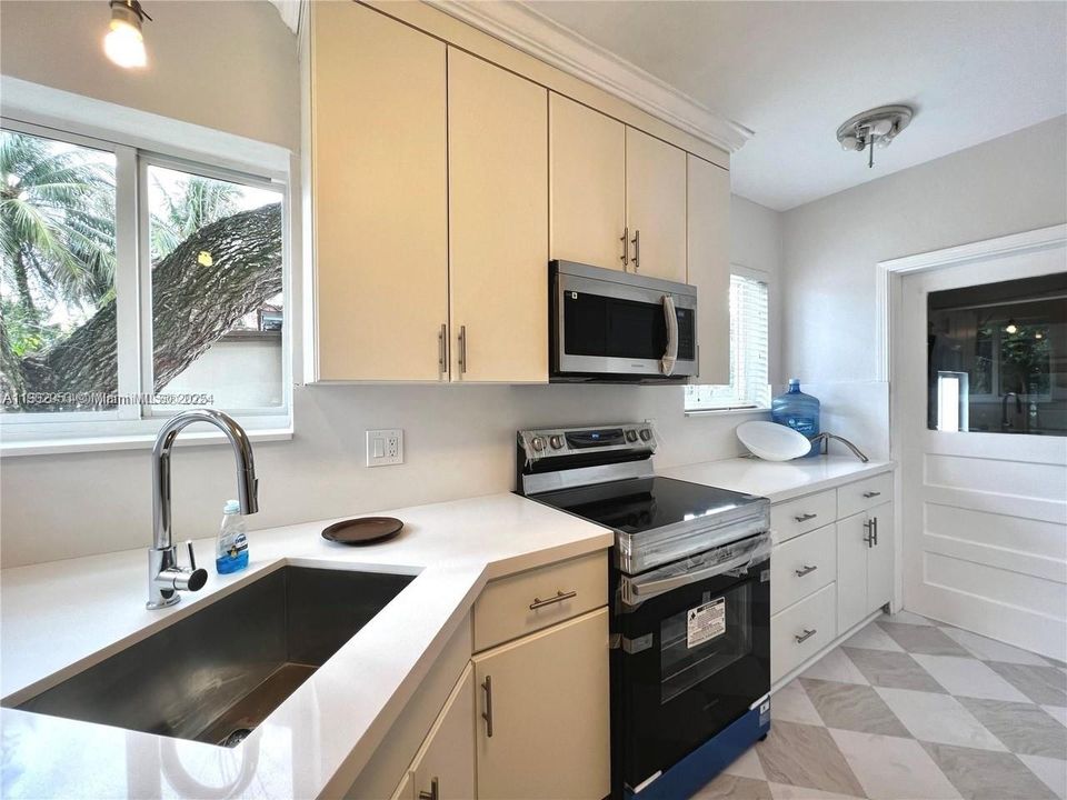 Recently Rented: $3,500 (2 beds, 1 baths, 1065 Square Feet)