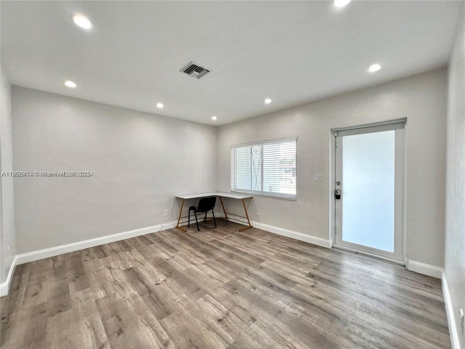 Recently Rented: $3,500 (2 beds, 1 baths, 1065 Square Feet)