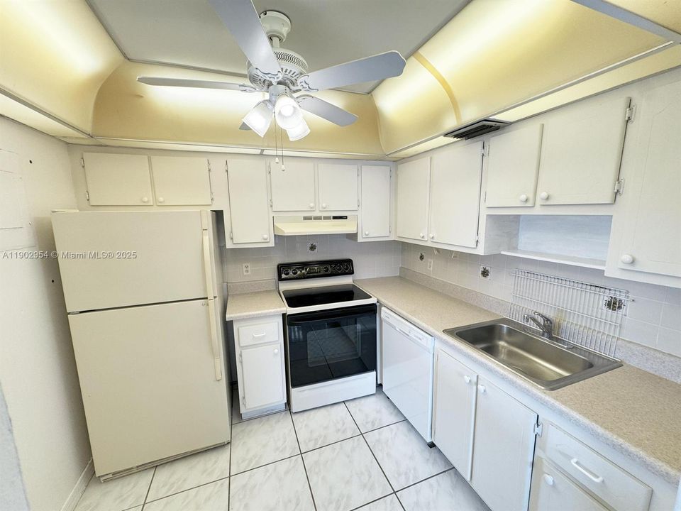 For Rent: $1,380 (1 beds, 1 baths, 720 Square Feet)