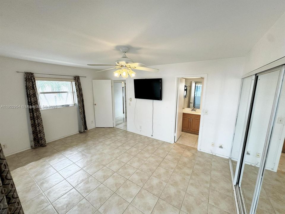 For Rent: $1,380 (1 beds, 1 baths, 720 Square Feet)