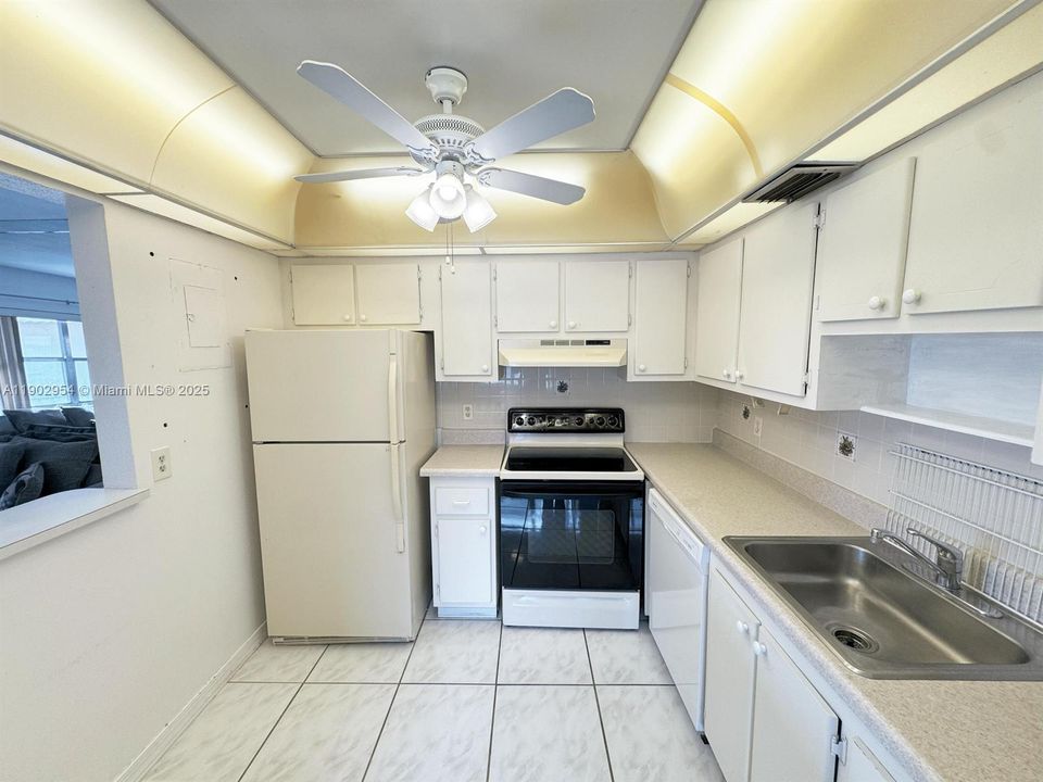 For Rent: $1,380 (1 beds, 1 baths, 720 Square Feet)