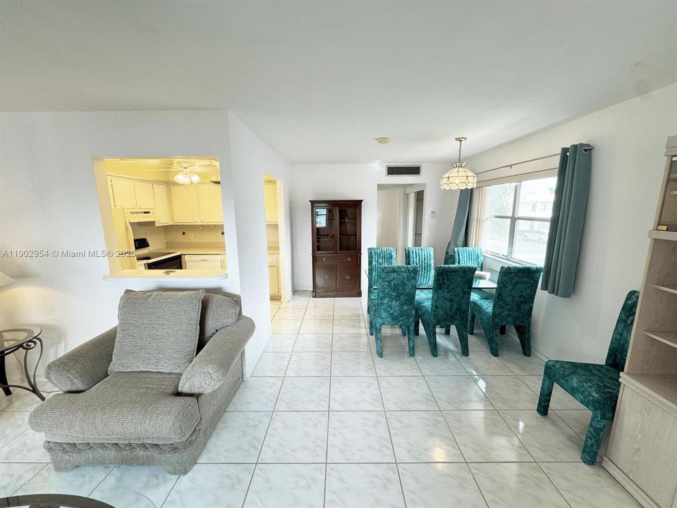 For Rent: $1,380 (1 beds, 1 baths, 720 Square Feet)