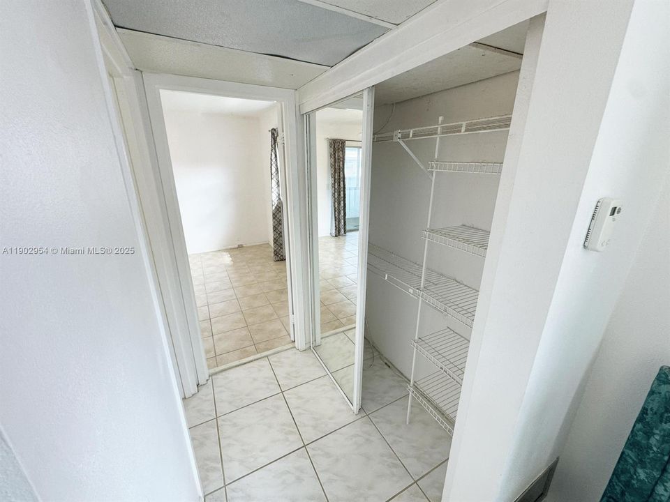 For Rent: $1,380 (1 beds, 1 baths, 720 Square Feet)