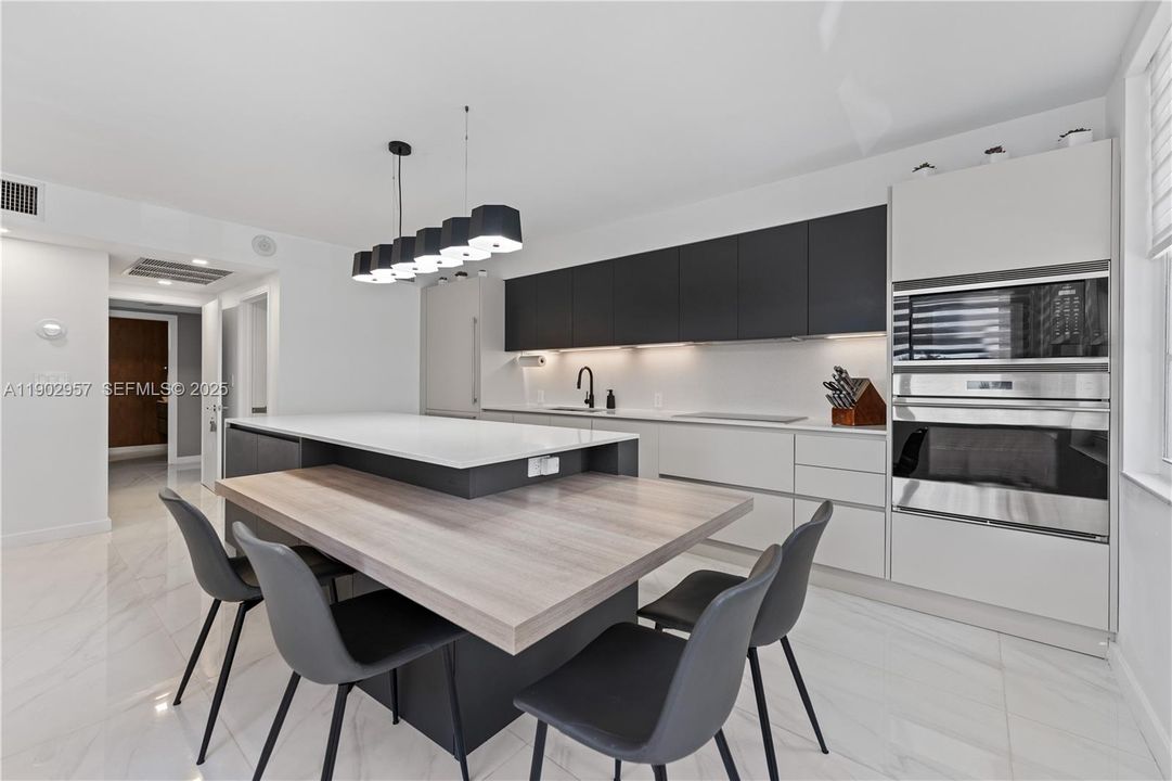 For Sale: $999,000 (3 beds, 3 baths, 2115 Square Feet)