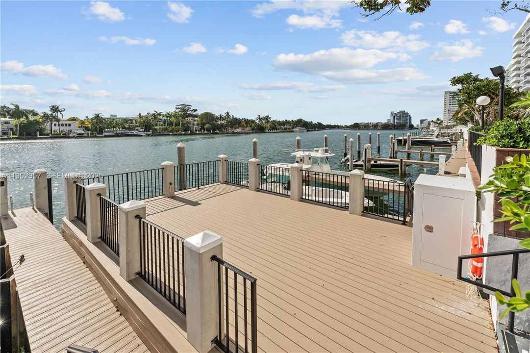 For Sale: $999,000 (3 beds, 3 baths, 2115 Square Feet)