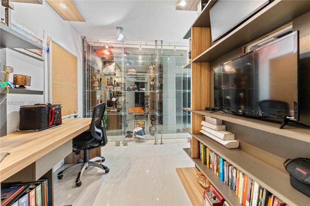 For Sale: $999,000 (3 beds, 3 baths, 2115 Square Feet)