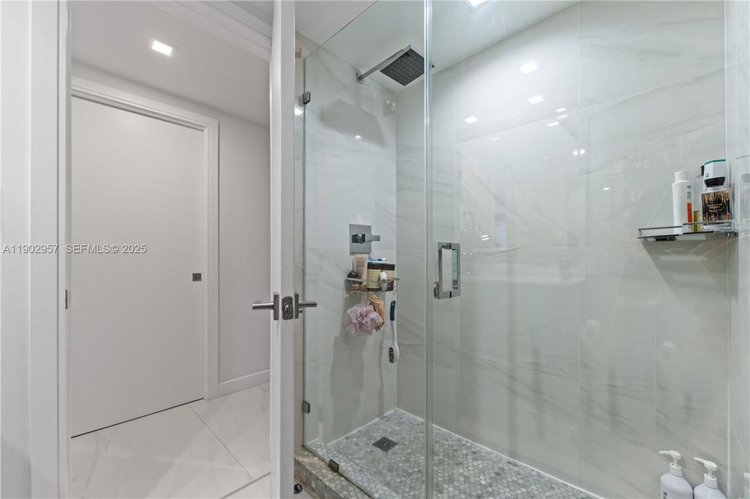 For Sale: $999,000 (3 beds, 3 baths, 2115 Square Feet)