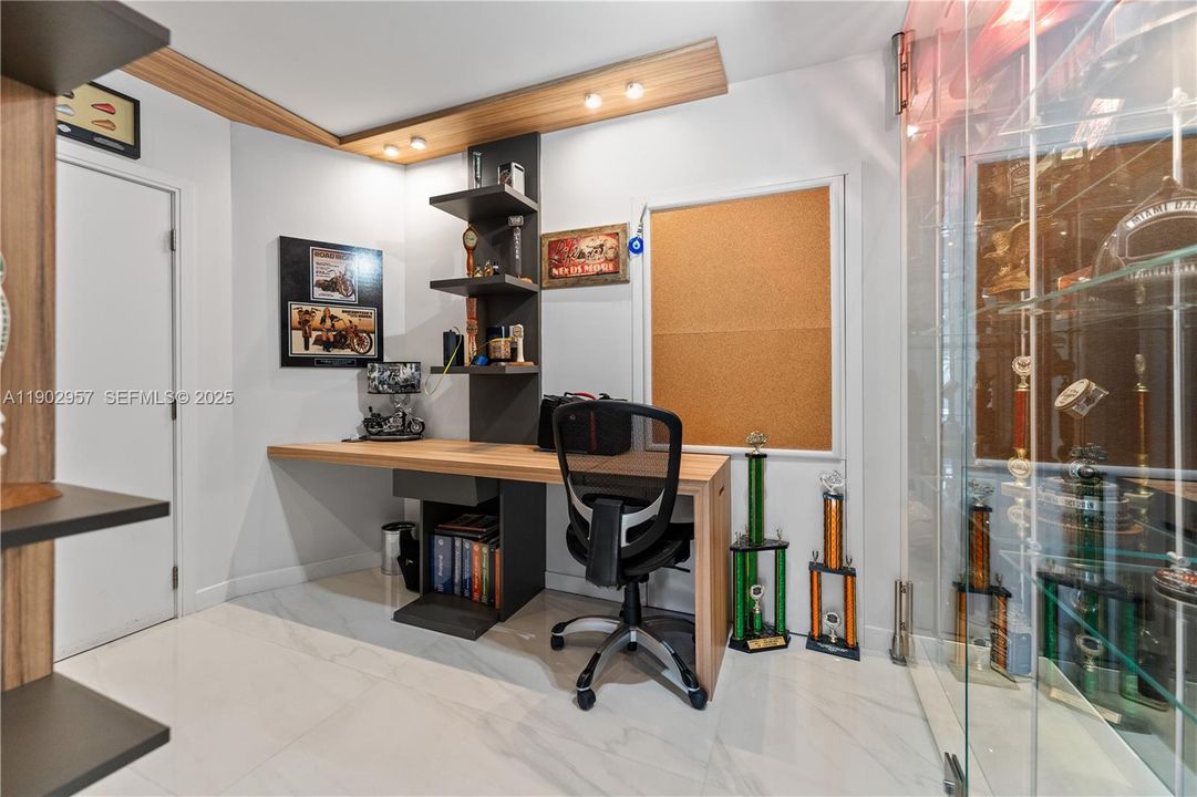 For Sale: $999,000 (3 beds, 3 baths, 2115 Square Feet)