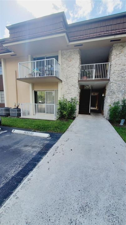 Active With Contract: $190,000 (1 beds, 1 baths, 628 Square Feet)