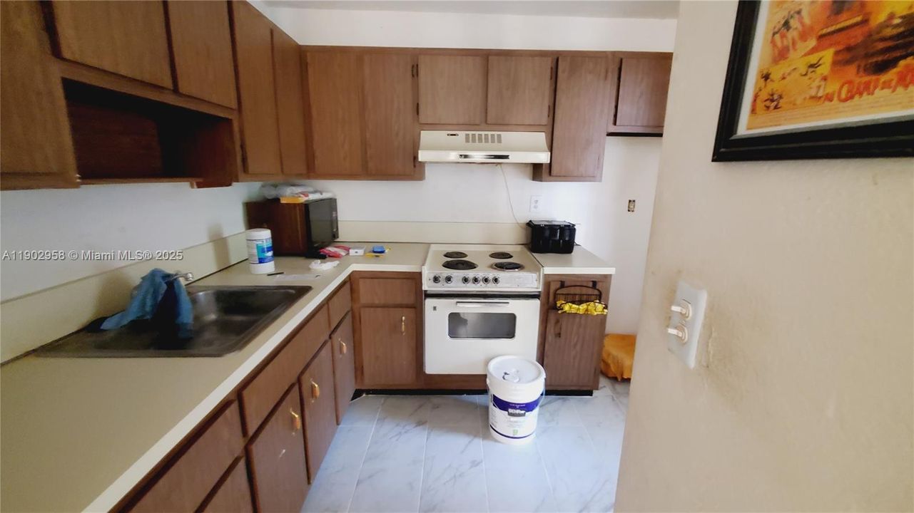 Active With Contract: $190,000 (1 beds, 1 baths, 628 Square Feet)