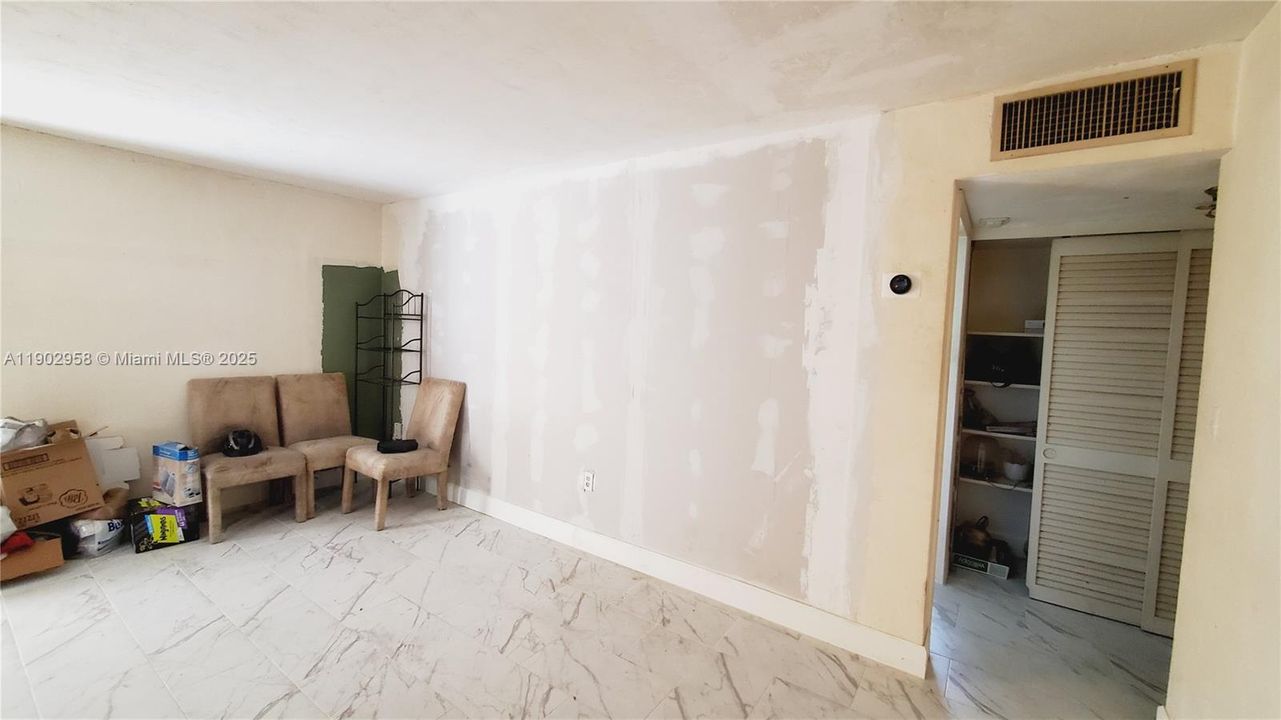 Active With Contract: $190,000 (1 beds, 1 baths, 628 Square Feet)