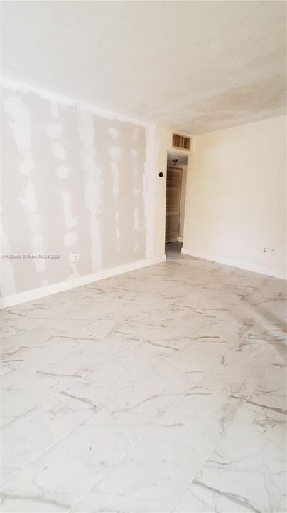 Active With Contract: $190,000 (1 beds, 1 baths, 628 Square Feet)