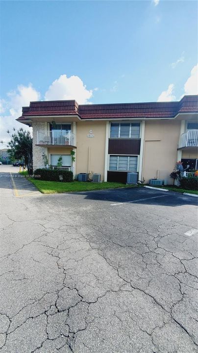 Active With Contract: $190,000 (1 beds, 1 baths, 628 Square Feet)