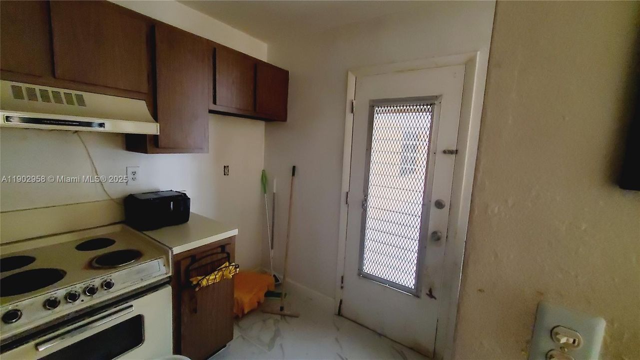 Active With Contract: $190,000 (1 beds, 1 baths, 628 Square Feet)