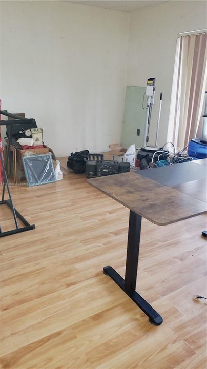 Active With Contract: $190,000 (1 beds, 1 baths, 628 Square Feet)