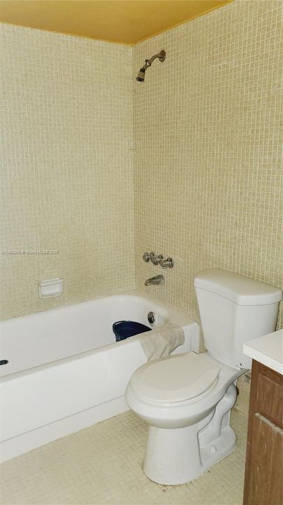 Active With Contract: $190,000 (1 beds, 1 baths, 628 Square Feet)