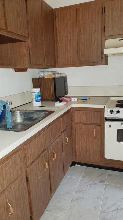 Active With Contract: $190,000 (1 beds, 1 baths, 628 Square Feet)