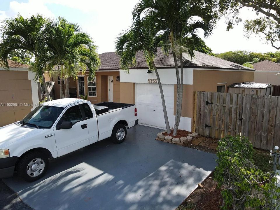 Active With Contract: $499,000 (3 beds, 2 baths, 1423 Square Feet)
