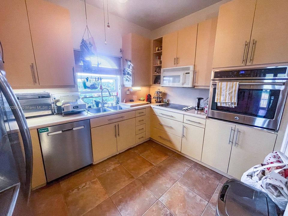 For Sale: $1,100,000 (3 beds, 3 baths, 1620 Square Feet)