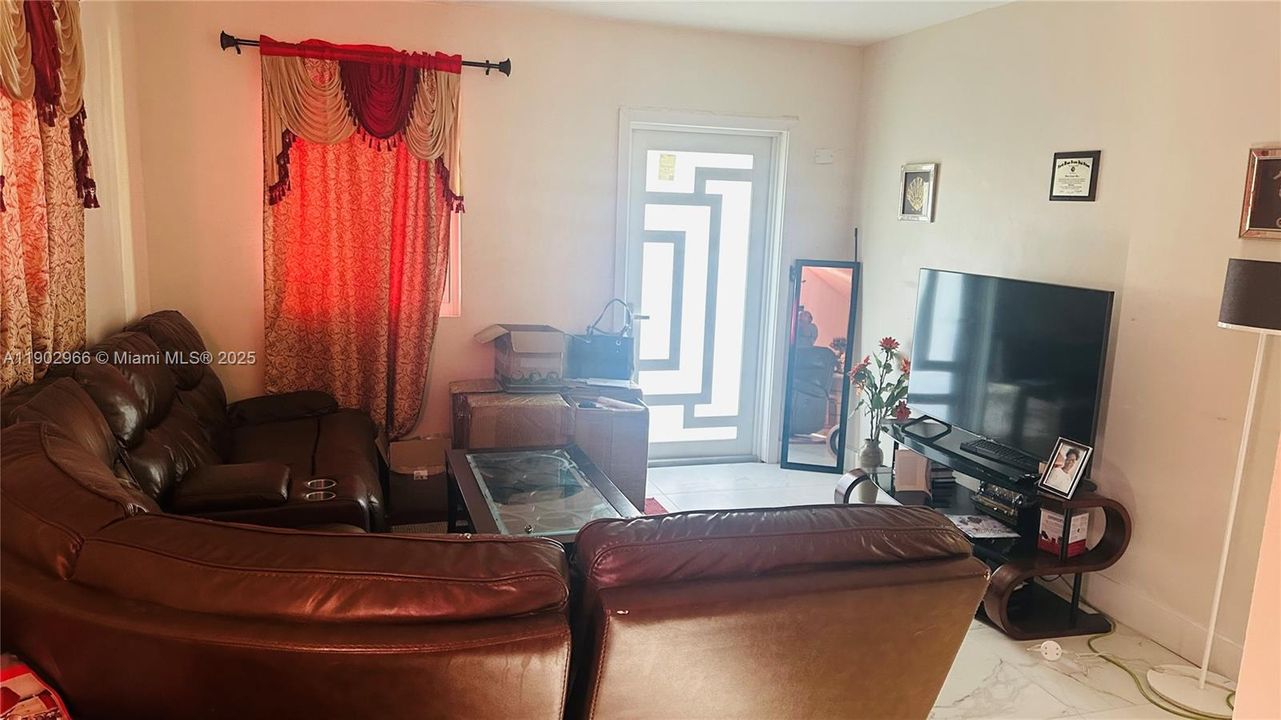 待售: $449,000 (3 贝兹, 1 浴室, 851 平方英尺)