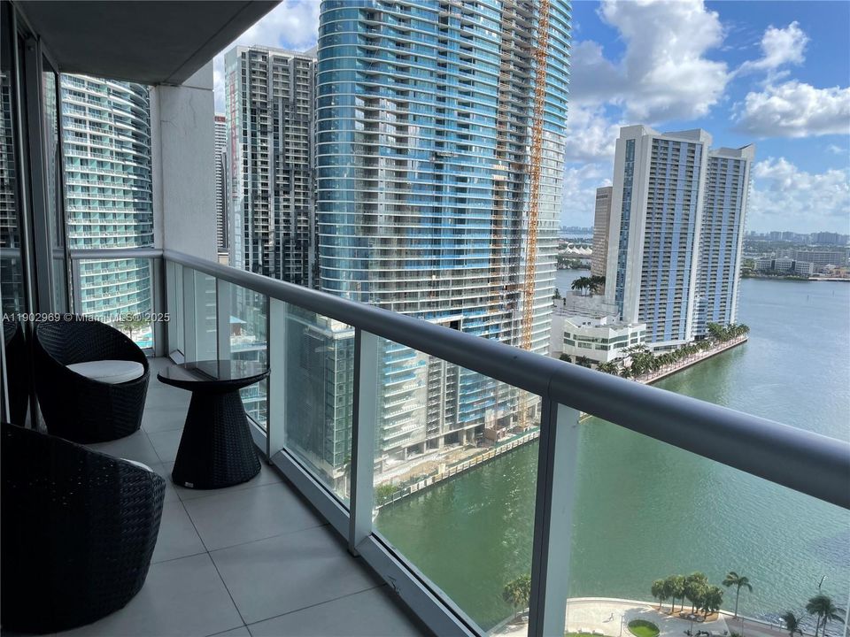 For Sale: $1,200,000 (2 beds, 2 baths, 1386 Square Feet)