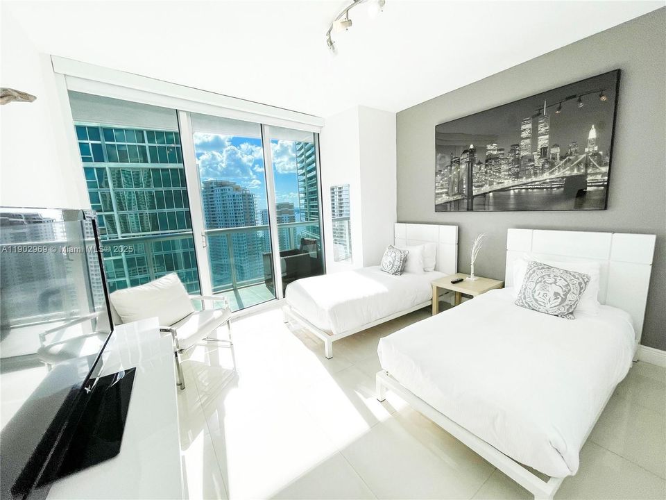 For Sale: $1,200,000 (2 beds, 2 baths, 1386 Square Feet)
