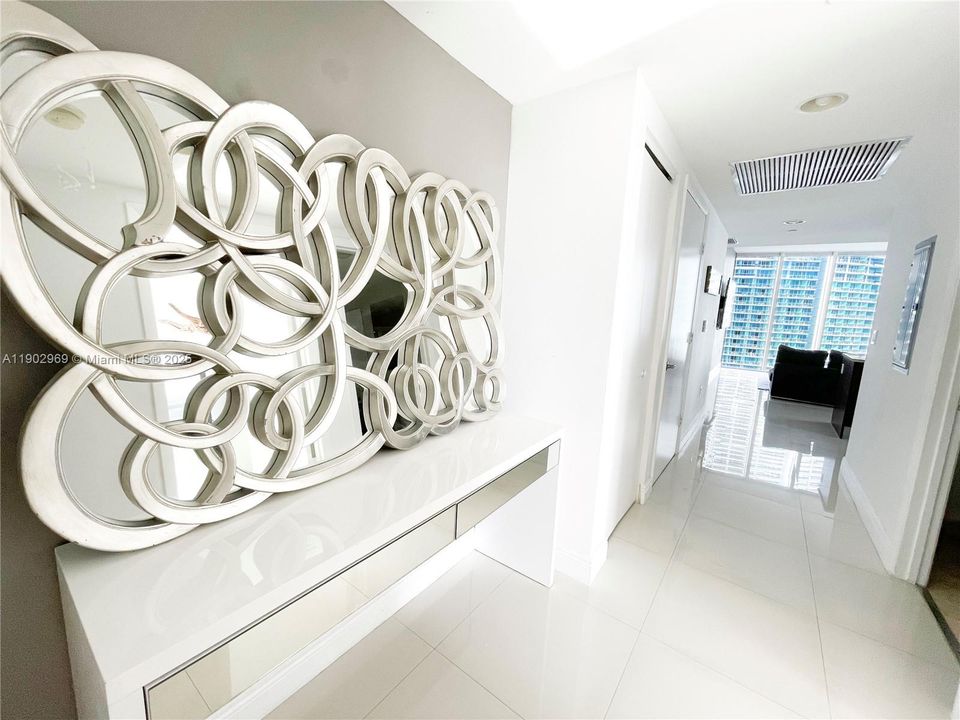 For Sale: $1,200,000 (2 beds, 2 baths, 1386 Square Feet)