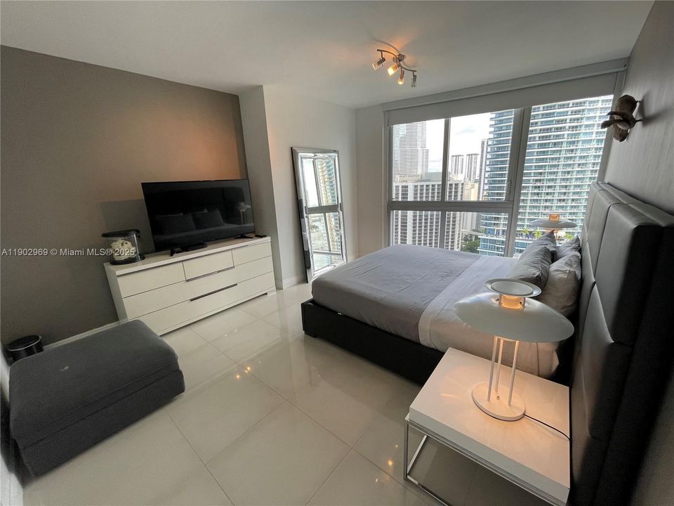 For Sale: $1,200,000 (2 beds, 2 baths, 1386 Square Feet)