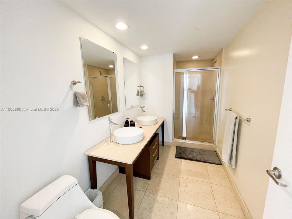 For Sale: $1,200,000 (2 beds, 2 baths, 1386 Square Feet)