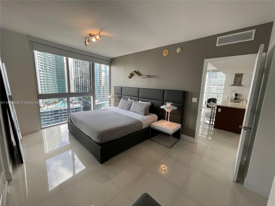 For Sale: $1,200,000 (2 beds, 2 baths, 1386 Square Feet)