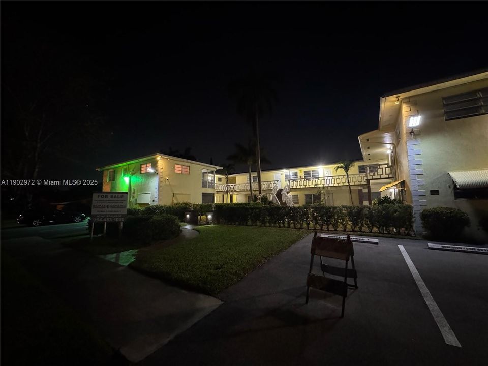 For Sale: $215,000 (1 beds, 1 baths, 825 Square Feet)