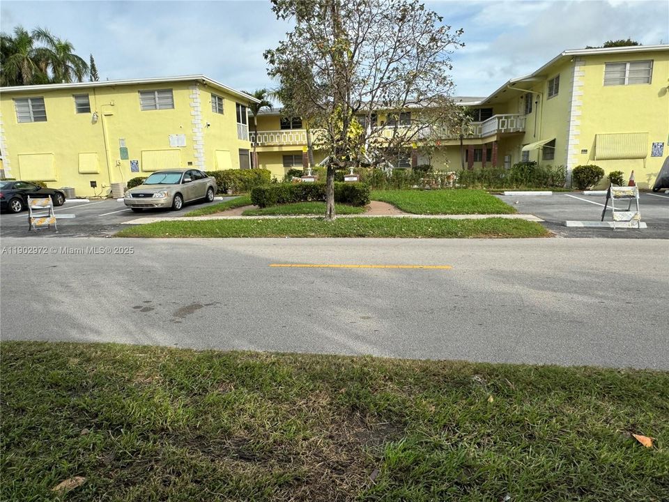 For Sale: $215,000 (1 beds, 1 baths, 825 Square Feet)