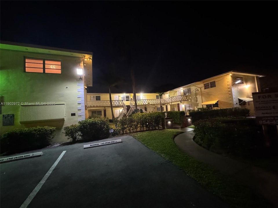 For Sale: $215,000 (1 beds, 1 baths, 825 Square Feet)