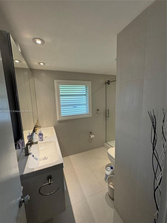 For Sale: $215,000 (1 beds, 1 baths, 825 Square Feet)