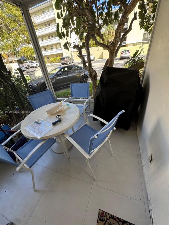 For Sale: $215,000 (1 beds, 1 baths, 825 Square Feet)