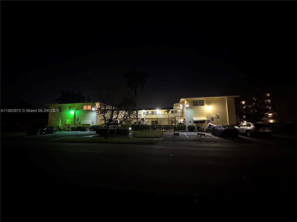 For Sale: $215,000 (1 beds, 1 baths, 825 Square Feet)